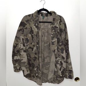 Woman’s Wild Fable Camo Button Up Shirt Size Large